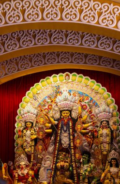 Navratri için dekore edilmiş güzel el yapımı renkli bir tanrıça Durga idolü. Renkli pandallarda canlı geleneksel kıyafetler, karmaşık mücevherler ve ilahi ifadeler içeriyor..