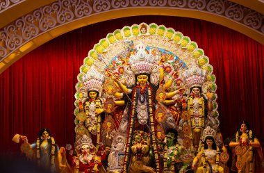 Navratri için dekore edilmiş güzel el yapımı renkli bir tanrıça Durga idolü. Renkli pandallarda canlı geleneksel kıyafetler, karmaşık mücevherler ve ilahi ifadeler içeriyor..