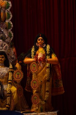 Navratri için dekore edilmiş güzel el yapımı renkli bir tanrıça Durga idolü. Renkli pandallarda canlı geleneksel kıyafetler, karmaşık mücevherler ve ilahi ifadeler içeriyor..