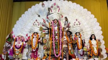 Subho mahalaya, Goddess Durga 'nın el yapımı renkli idolü Navratri Festivali sırasında renkli Pandal' a monte edildi..