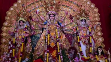 Subho mahalaya, Goddess Durga 'nın el yapımı renkli idolü Navratri Festivali sırasında renkli Pandal' a monte edildi..