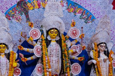 Navratri için dekore edilmiş güzel el yapımı renkli bir tanrıça Durga idolü. Renkli pandallarda canlı geleneksel kıyafetler, karmaşık mücevherler ve ilahi ifadeler içeriyor..