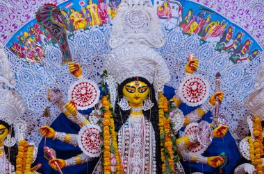 Navratri için dekore edilmiş güzel el yapımı renkli bir tanrıça Durga idolü. Renkli pandallarda canlı geleneksel kıyafetler, karmaşık mücevherler ve ilahi ifadeler içeriyor..
