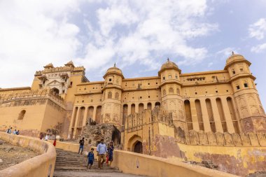 Amber Kalesi 'nin mimari manzarası ya da Jaipur' un Amer Kalesi sarayı. Amber Kalesi, Rajasthan 'ın ünlü bir turizm merkezidir. Dünyanın her yerinden turistler Amber Kalesi 'ne gidip saraya tanık oluyorlar..