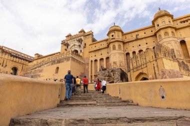 Amber Kalesi 'nin mimari manzarası ya da Jaipur' un Amer Kalesi sarayı. Amber Kalesi, Rajasthan 'ın ünlü bir turizm merkezidir. Dünyanın her yerinden turistler Amber Kalesi 'ne gidip saraya tanık oluyorlar..