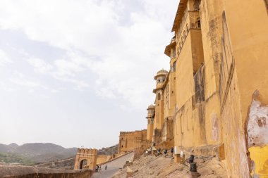 Amber Kalesi 'nin mimari manzarası ya da Jaipur' un Amer Kalesi sarayı. Amber Kalesi, Rajasthan 'ın ünlü bir turizm merkezidir. Dünyanın her yerinden turistler Amber Kalesi 'ne gidip saraya tanık oluyorlar..