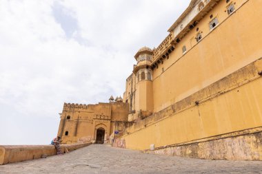 Amber Kalesi 'nin mimari manzarası ya da Jaipur' un Amer Kalesi sarayı. Amber Kalesi, Rajasthan 'ın ünlü bir turizm merkezidir. Dünyanın her yerinden turistler Amber Kalesi 'ne gidip saraya tanık oluyorlar..