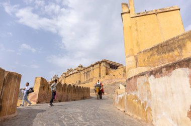 Jaipur 'daki kehribar kalesinde madalyalı file binen kimliği belirsiz bir turist. Arkaplanda Amber Kalesi 'nin mimari görünümü.