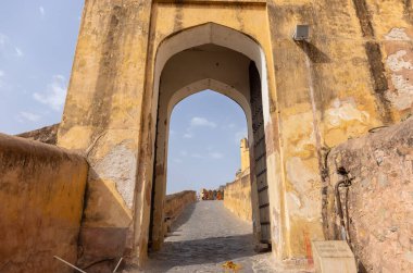 Amber Kalesi 'nin mimari manzarası ya da Jaipur' un Amer Kalesi sarayı. Amber Kalesi, Rajasthan 'ın ünlü bir turizm merkezidir. Dünyanın her yerinden turistler Amber Kalesi 'ne gidip saraya tanık oluyorlar..