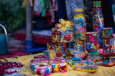Canlı tabloda gösterilen renkli el yapımı eşyalar