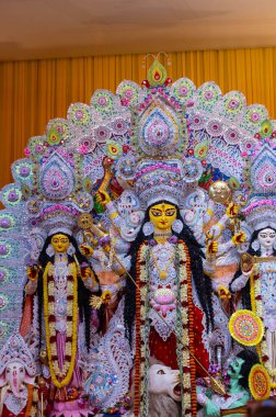 Varanasi, Uttar Pradesh, Hindistan - 21 Mart 2024: Ganga aarti, bir grup genç erkek rahip Assi Ghat 'ta geleneksel Hint ayinleri ile geleneksel elbise giyerek akşam üstü Ganga duası yapıyorlar..