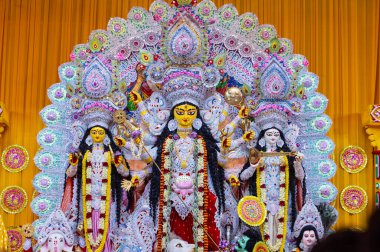 Varanasi, Uttar Pradesh, Hindistan - 21 Mart 2024: Ganga aarti, bir grup genç erkek rahip Assi Ghat 'ta geleneksel Hint ayinleri ile geleneksel elbise giyerek akşam üstü Ganga duası yapıyorlar..