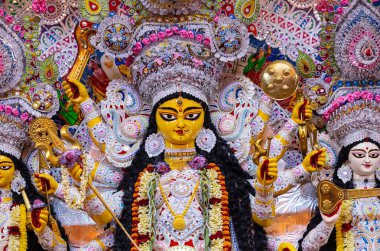 Varanasi, Uttar Pradesh, Hindistan - 21 Mart 2024: Ganga aarti, bir grup genç erkek rahip Assi Ghat 'ta geleneksel Hint ayinleri ile geleneksel elbise giyerek akşam üstü Ganga duası yapıyorlar..