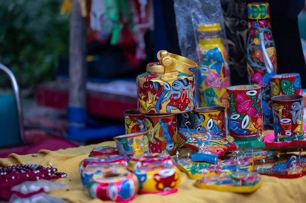 Canlı tabloda gösterilen renkli el yapımı eşyalar