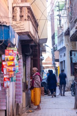 Varanasi, Uttar Pradesh, Hindistan - 22 Mart 2024: Gündüz vakti Varanasi 'nin dar sokaklarında kimliği belirsiz insanların portresi. Varanasi 'nin sokak fotoğrafları çok meşhurdur..
