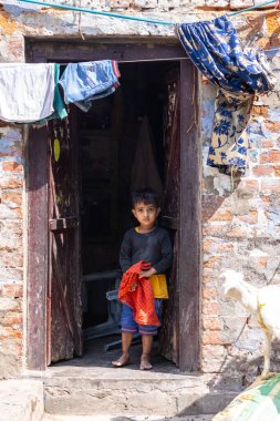 Varanasi, Uttar Pradesh, Hindistan - 22 Mart 2024: Gündüz vakti Varanasi 'nin dar sokaklarında kimliği belirsiz insanların portresi. Varanasi 'nin sokak fotoğrafları çok meşhurdur..