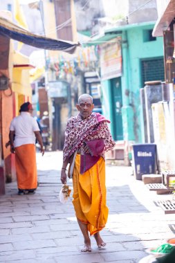 Varanasi, Uttar Pradesh, Hindistan - 22 Mart 2024: Gündüz vakti Varanasi 'nin dar sokaklarında kimliği belirsiz insanların portresi. Varanasi 'nin sokak fotoğrafları çok meşhurdur..