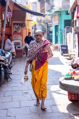 Varanasi, Uttar Pradesh, Hindistan - 22 Mart 2024: Gündüz vakti Varanasi 'nin dar sokaklarında kimliği belirsiz insanların portresi. Varanasi 'nin sokak fotoğrafları çok meşhurdur..