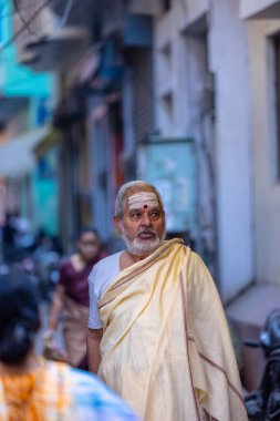 Varanasi, Uttar Pradesh, Hindistan - 22 Mart 2024: Gündüz vakti Varanasi 'nin dar sokaklarında kimliği belirsiz insanların portresi. Varanasi 'nin sokak fotoğrafları çok meşhurdur..