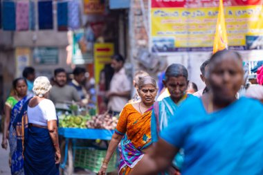 Varanasi, Uttar Pradesh, Hindistan - 22 Mart 2024: Gündüz vakti Varanasi 'nin dar sokaklarında kimliği belirsiz insanların portresi. Varanasi 'nin sokak fotoğrafları çok meşhurdur..