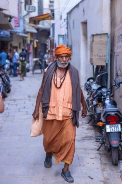 Varanasi, Uttar Pradesh, Hindistan - 22 Mart 2024: Gündüz vakti Varanasi 'nin dar sokaklarında kimliği belirsiz insanların portresi. Varanasi 'nin sokak fotoğrafları çok meşhurdur..