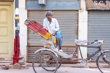 Varanasi, Uttar Pradesh, Hindistan - 22 Mart 2024: Gündüz vakti Varanasi 'nin dar sokaklarında kimliği belirsiz insanların portresi. Varanasi 'nin sokak fotoğrafları çok meşhurdur..