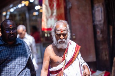 Varanasi, Uttar Pradesh, Hindistan - 22 Mart 2024: Gündüz vakti Varanasi 'nin dar sokaklarında kimliği belirsiz insanların portresi. Varanasi 'nin sokak fotoğrafları çok meşhurdur..