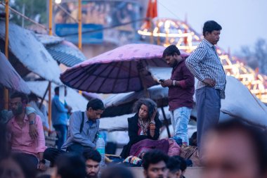 Varanasi, Uttar Pradesh, Hindistan - 22 Mart 2024: Gündüz vakti Varanasi 'nin dar sokaklarında kimliği belirsiz insanların portresi. Varanasi 'nin sokak fotoğrafları çok meşhurdur..