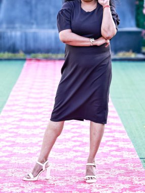 Modern kıyafetler giymiş kimliği belirsiz bir kadın sanatçının portresi. Moda konsepti.