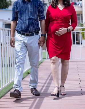 Dışarıda el ele tutuşan çift.