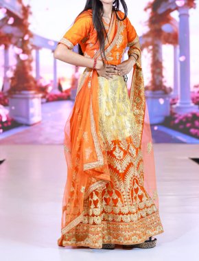 Modern kıyafetler giymiş kimliği belirsiz bir kadın sanatçının portresi. Moda konsepti.