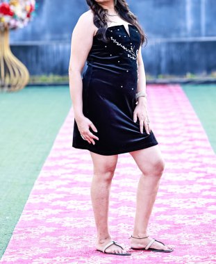 Modern kıyafetler giymiş kimliği belirsiz bir kadın sanatçının portresi. Moda konsepti.