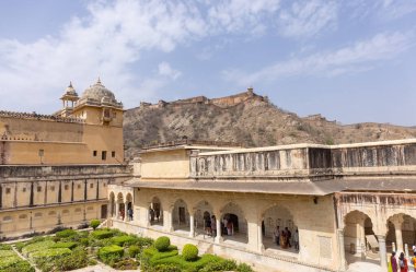 Jaipur, Rajasthan, Hindistan - 15 Nisan 2022: Jaipur Kalesi 'nin Amber kalesi manzarası.