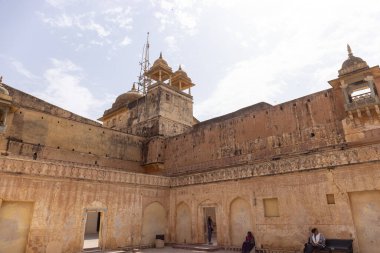 Jaipur, Rajasthan, Hindistan - 15 Nisan 2022: Jaipur Kalesi 'nin Amber kalesi manzarası.