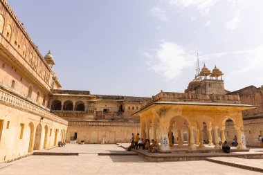 Jaipur, Rajasthan, Hindistan - 15 Nisan 2022: Jaipur Kalesi 'nin Amber kalesi manzarası.