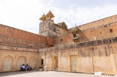 Jaipur, Rajasthan, Hindistan - 15 Nisan 2022: Jaipur Kalesi 'nin Amber kalesi manzarası.