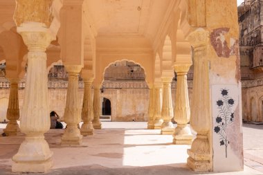 Jaipur, Rajasthan, Hindistan - 15 Nisan 2022: Jaipur Kalesi 'nin Amber kalesi manzarası.