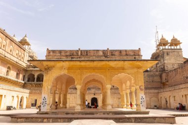 Jaipur, Rajasthan, Hindistan - 15 Nisan 2022: Jaipur Kalesi 'nin Amber kalesi manzarası.