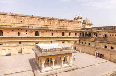 Jaipur, Rajasthan, Hindistan - 15 Nisan 2022: Jaipur Kalesi 'nin Amber kalesi manzarası.