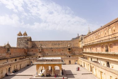 Jaipur, Rajasthan, Hindistan - 15 Nisan 2022: Jaipur Kalesi 'nin Amber kalesi manzarası.