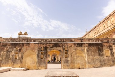 Jaipur, Rajasthan, Hindistan - 15 Nisan 2022: Jaipur Kalesi 'nin Amber kalesi manzarası.