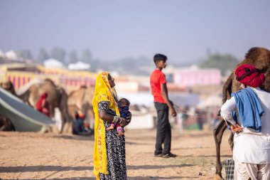 Puşkar, Rajasthan, Hindistan - 11 Kasım 2024: Deve ticareti için yapılan itme deve fuarı sırasında çöl panayırı.