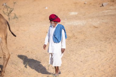 Puşkar, Rajasthan, Hindistan - 11 Kasım 2024: Geleneksel beyaz giysili rajasthani erkek portresi.