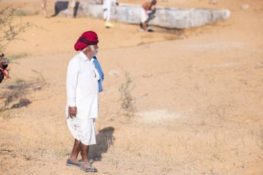Puşkar, Rajasthan, Hindistan - 11 Kasım 2024: Geleneksel beyaz giysili rajasthani erkek portresi.