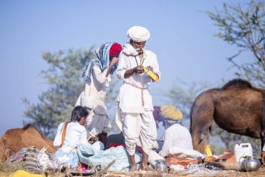 Puşkar, Rajasthan, Hindistan - 11 Kasım 2024: Geleneksel beyaz giysili rajasthani erkek portresi.