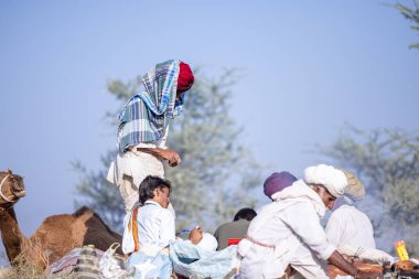 Puşkar, Rajasthan, Hindistan - 11 Kasım 2024: Deve ticareti için yapılan itme deve fuarı sırasında çöl panayırı.