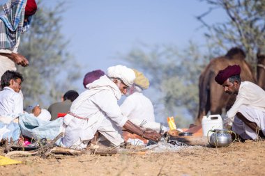 Puşkar, Rajasthan, Hindistan - 11 Kasım 2024: Geleneksel beyaz giysili rajasthani erkek portresi.