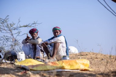 Puşkar, Rajasthan, Hindistan - 11 Kasım 2024: Geleneksel beyaz giysili rajasthani erkek portresi.