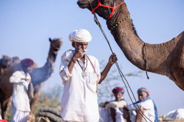Puşkar, Rajasthan, Hindistan - 11 Kasım 2024: Geleneksel beyaz giysili rajasthani erkek portresi.