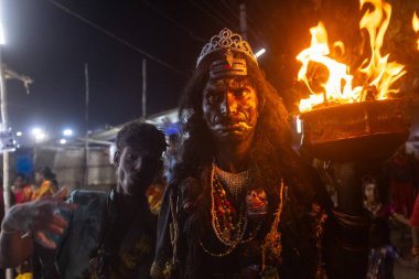 Kulashekharapatnam, Tamilnadu, Hindistan - 12 Ekim 2024: Kulasai, boyalı yüzlü Hindu dindar portresi ve kulasai dasara festivalinin gece ayinlerini gerçekleştirmek için bir tarikat karakteri gibi giyinmiş.